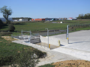 Unité de production de Louhans (71) de Vicat, où a été gardé l'étang, afin de gérer les eaux de pluie, et ainsi ne pas interférer sur les espèces végétales et animales, qui se développent autour du site.