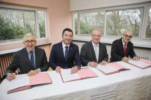 De gauche à droite : Philippe Bélaval, président du Centre des monuments nationaux, Karl Olive, maire de Poissy, Philippe Tautou, président de la communauté urbaine Grand Paris Seine & Oise et Antoine Picon, président de la Fondation Le Corbusier. [©Nicolas Duprey/ CD 78] 