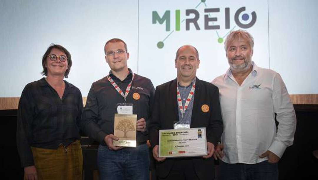 La société Mireio a reçu le Trophée “EnerGaia” pour son concept de mur-manteau bois intelligent des mains d’Agnès Langevine. [©EnerGaia]