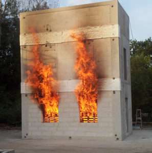 Les essais au feu ont entraîné la parution d’un guide de préconisations : “Protection contre l’incendie des façades béton ou maçonnerie revêtues de systèmes. 